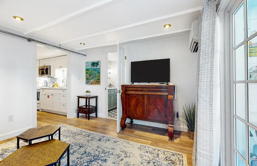 Julia Whitehead Guest Suites-1
