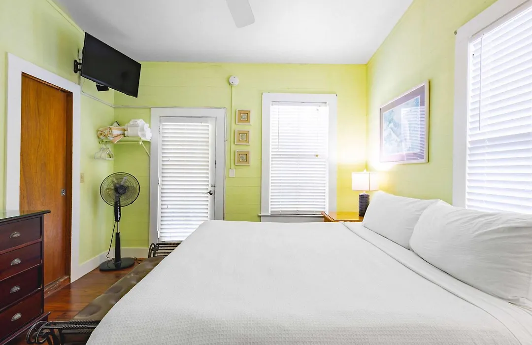 Curry House - Pool, King Bed & Balcony! Room 7-1