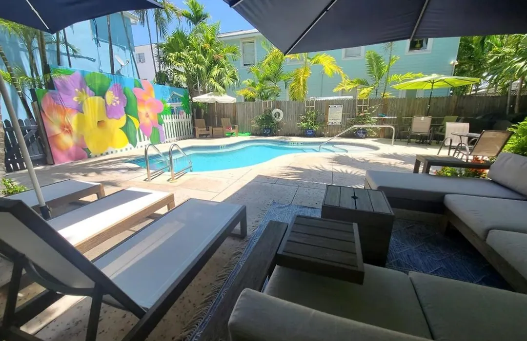 Duval Street Suite W Parking And Heated Pool-1
