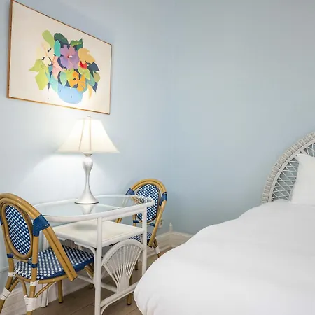 Deluxe Queen At The Curry Mansion - Parking & Heated Pool!-3